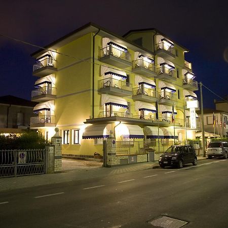 Hotel Fortunella Лидо-ди-Камайоре Экстерьер фото